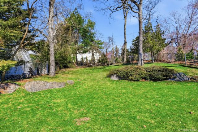 20 Maryland Street, Dix Hills, NY 11746