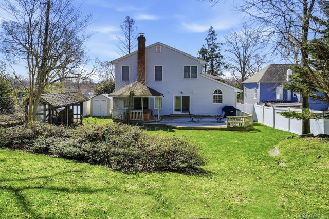 20 Maryland Street, Dix Hills, NY 11746