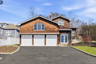 20 Maryland Street, Dix Hills, NY 11746