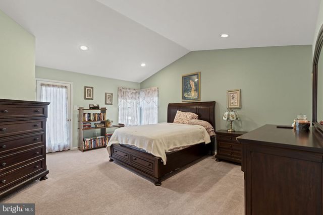 60 SMOKEY RUN DR, Berlin, NJ 08009