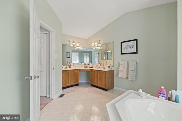 60 SMOKEY RUN DR, Berlin, NJ 08009