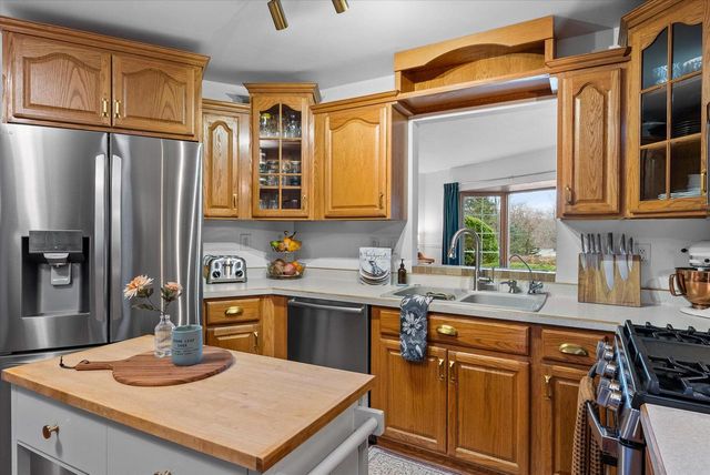 W282N6654 Meadowlark LANE, Hartland, WI 53029