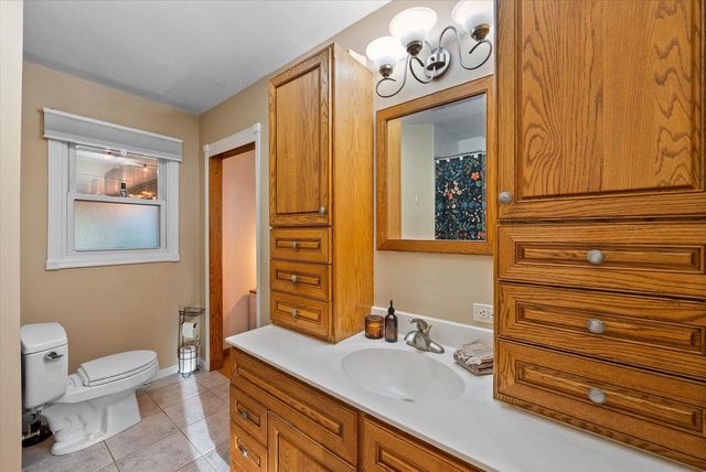 W282N6654 Meadowlark LANE, Hartland, WI 53029