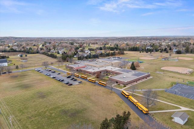 W282N6654 Meadowlark LANE, Hartland, WI 53029