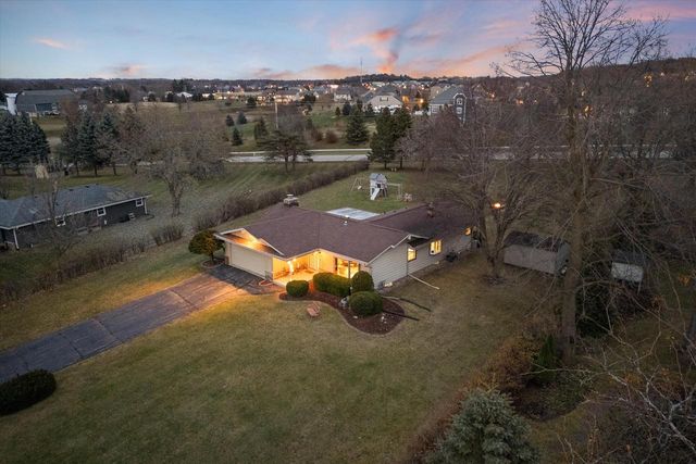 W282N6654 Meadowlark LANE, Hartland, WI 53029