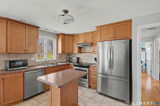 9 Sparrow Bush Lane, Guilford, CT 06437