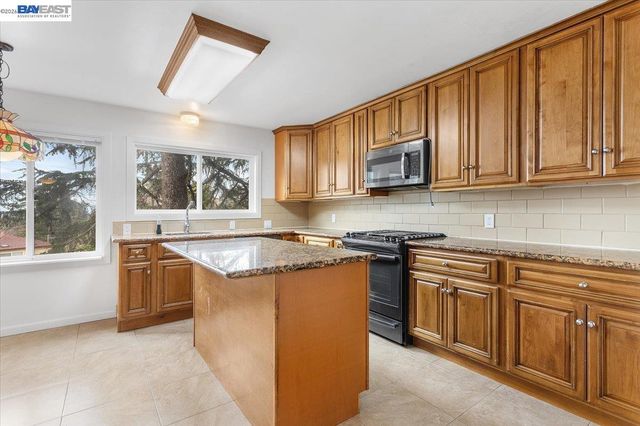 18028 Almond Rd, Castro Valley, CA 94546