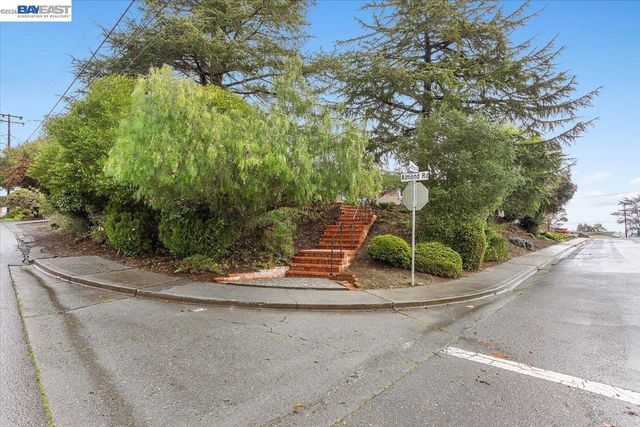 18028 Almond Rd, Castro Valley, CA 94546