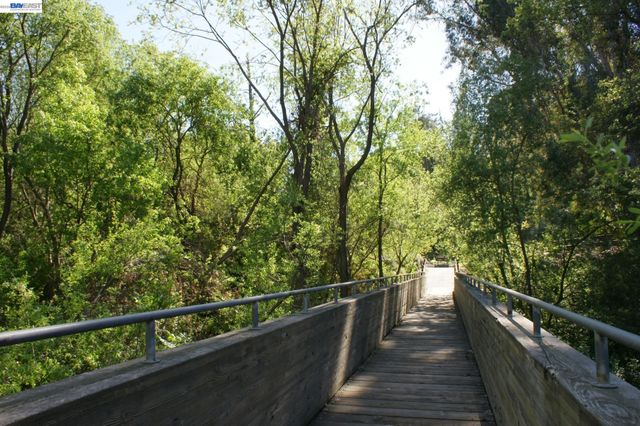 18028 Almond Rd, Castro Valley, CA 94546