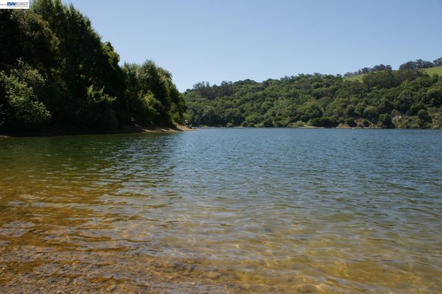 18028 Almond Rd, Castro Valley, CA 94546