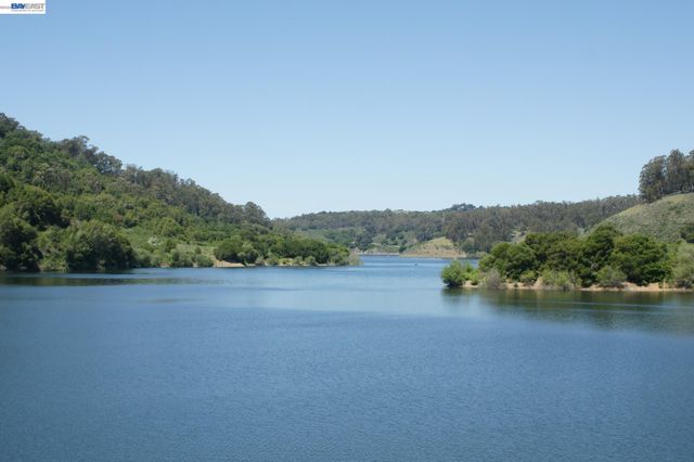 18028 Almond Rd, Castro Valley, CA 94546