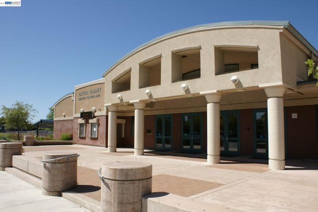 18028 Almond Rd, Castro Valley, CA 94546