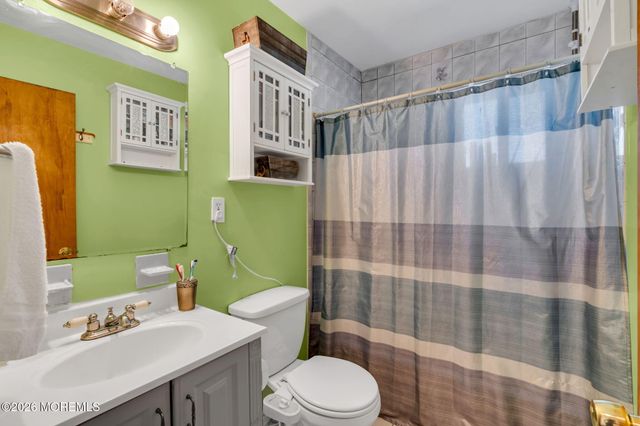 32 Koenig Lane, Freehold, NJ 07728