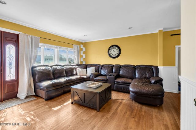 32 Koenig Lane, Freehold, NJ 07728