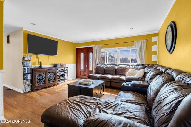 32 Koenig Lane, Freehold, NJ 07728