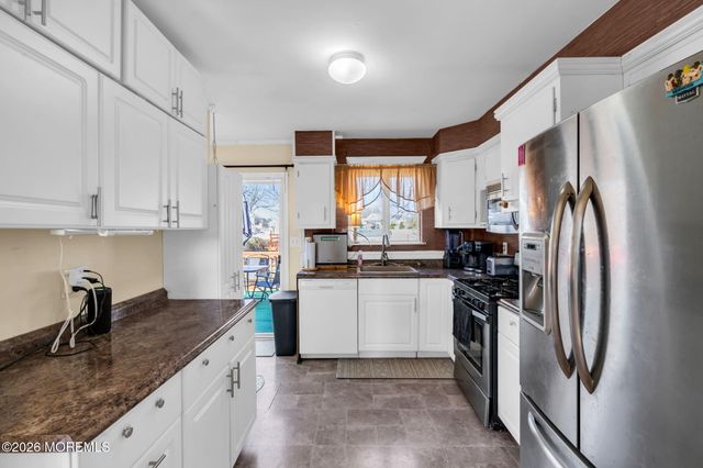 32 Koenig Lane, Freehold, NJ 07728