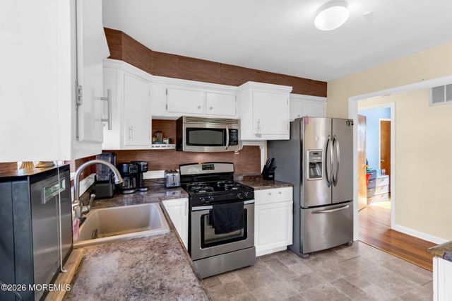 32 Koenig Lane, Freehold, NJ 07728