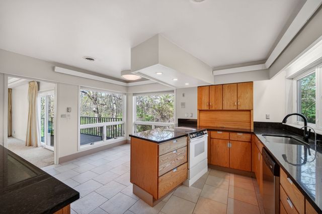 4001 Crestmoor Place, Des Moines, IA 50310