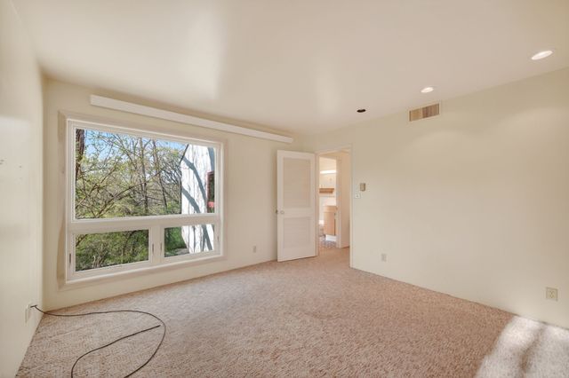 4001 Crestmoor Place, Des Moines, IA 50310