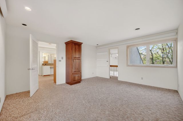 4001 Crestmoor Place, Des Moines, IA 50310