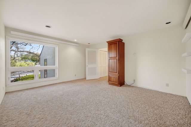 4001 Crestmoor Place, Des Moines, IA 50310