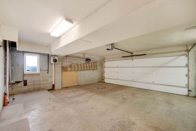 4001 Crestmoor Place, Des Moines, IA 50310