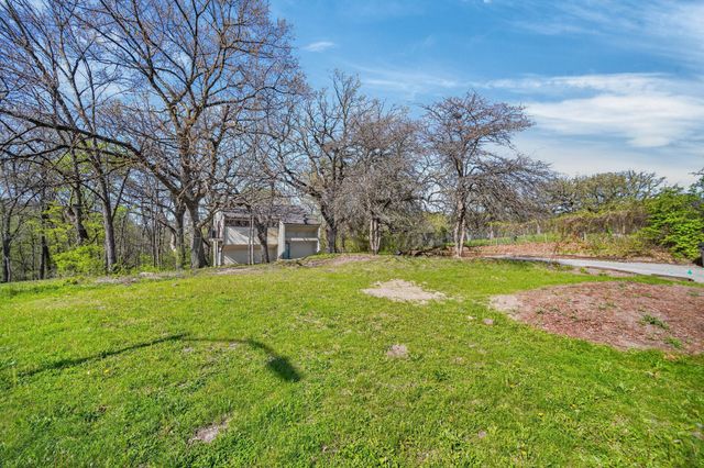 4001 Crestmoor Place, Des Moines, IA 50310