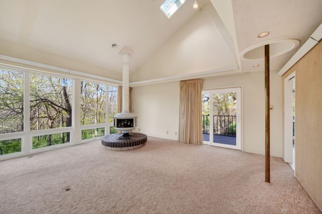 4001 Crestmoor Place, Des Moines, IA 50310