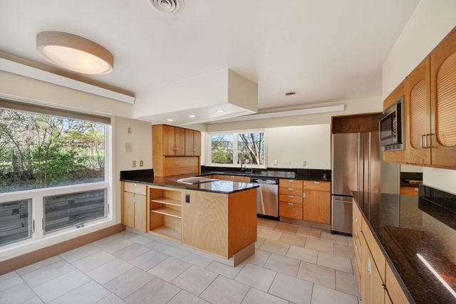4001 Crestmoor Place, Des Moines, IA 50310