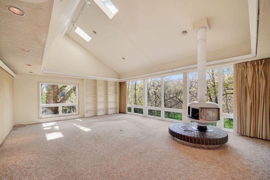 4001 Crestmoor Place, Des Moines, IA 50310