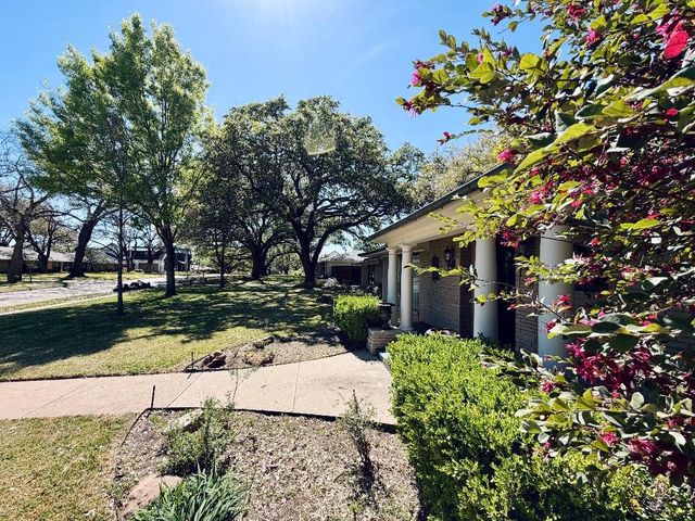 7141 Twin Tree Lane, Dallas, TX 75214