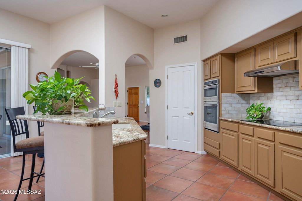 Image 11 of property listing at 715 W Panorama Road, Tucson, AZ 85704