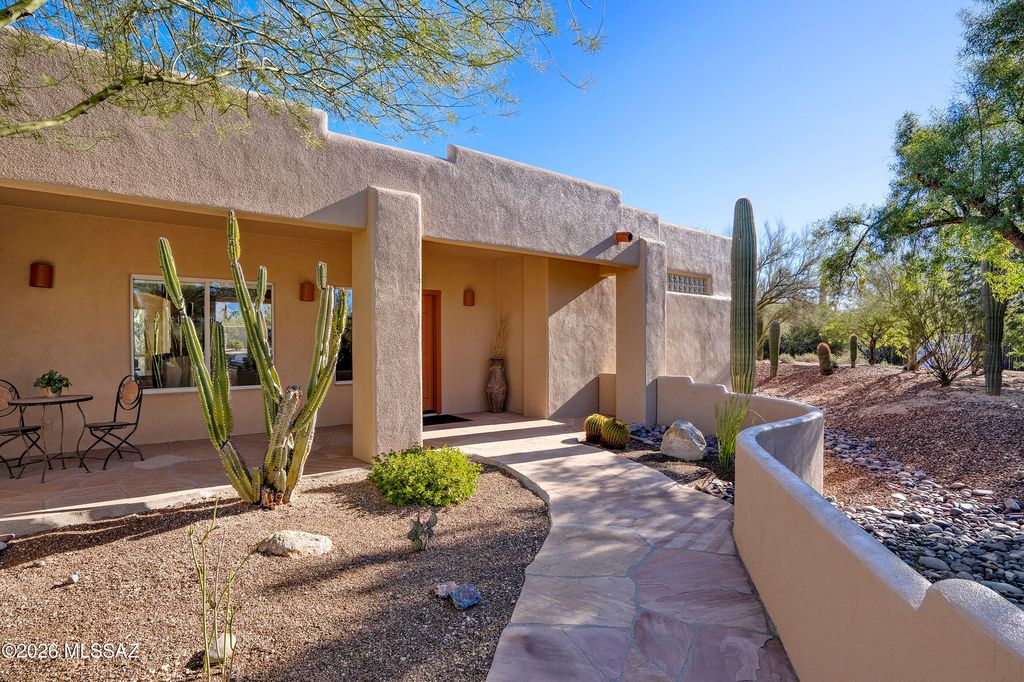 Image 2 of property listing at 715 W Panorama Road, Tucson, AZ 85704