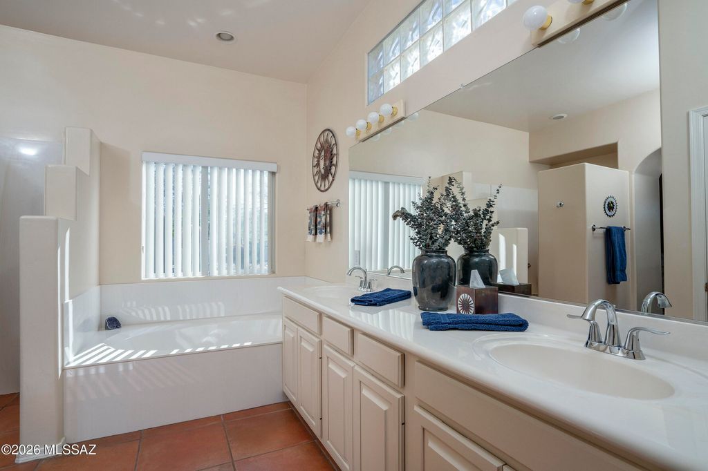 Image 21 of property listing at 715 W Panorama Road, Tucson, AZ 85704