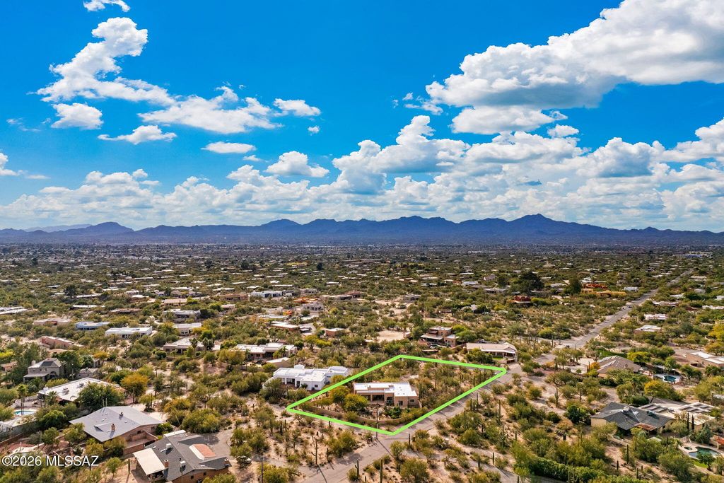 Image 3 of property listing at 715 W Panorama Road, Tucson, AZ 85704