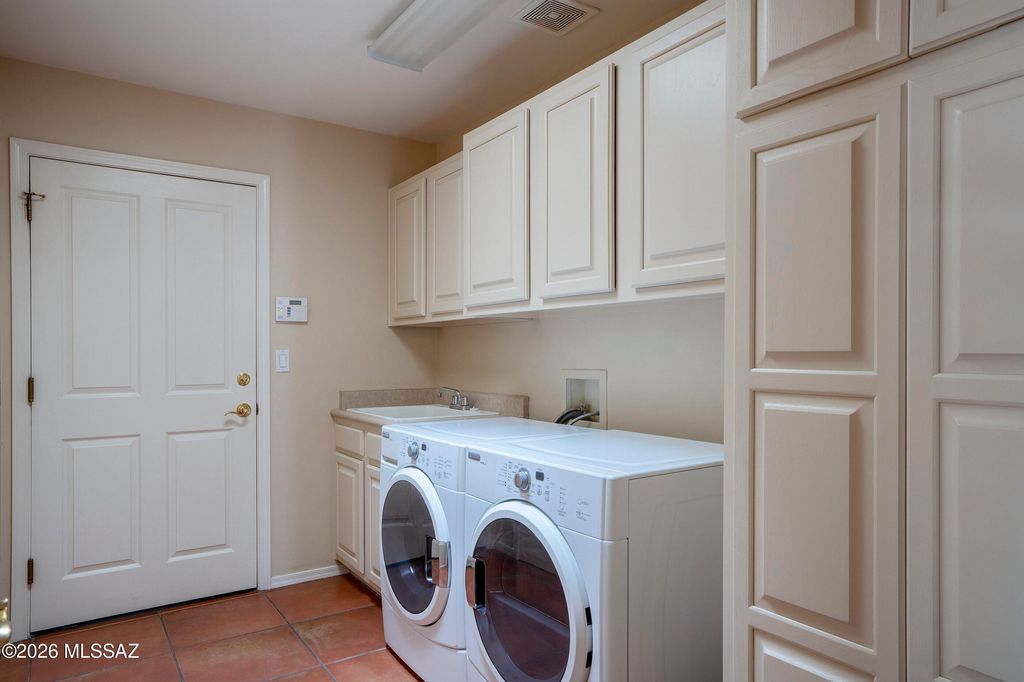 Image 32 of property listing at 715 W Panorama Road, Tucson, AZ 85704