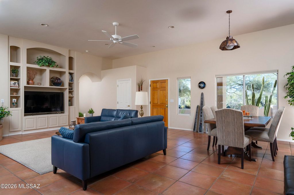 Image 8 of property listing at 715 W Panorama Road, Tucson, AZ 85704