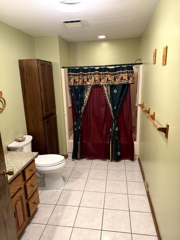 2454 Oakwood Drive, Hillsdale, MI 49242