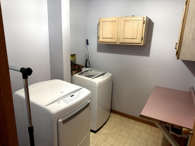 2454 Oakwood Drive, Hillsdale, MI 49242