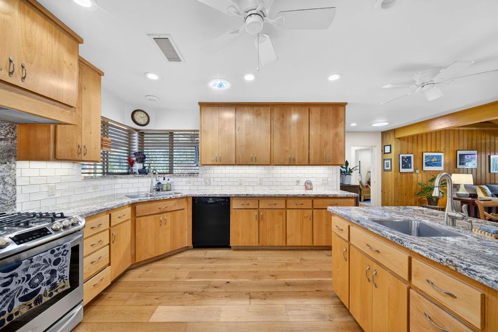 Image 15 of property listing at 4872 N Arcade Avenue, Fresno, CA 93704