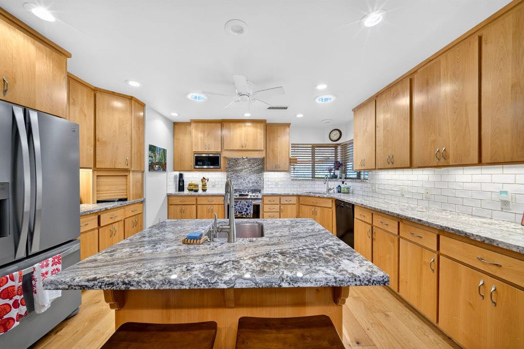 Image 17 of property listing at 4872 N Arcade Avenue, Fresno, CA 93704