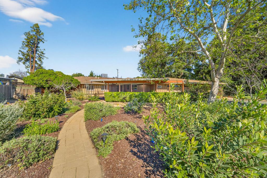Image 2 of property listing at 4872 N Arcade Avenue, Fresno, CA 93704