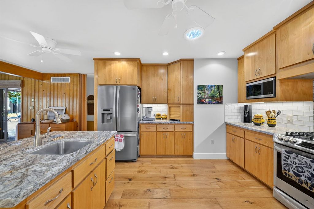 Image 21 of property listing at 4872 N Arcade Avenue, Fresno, CA 93704
