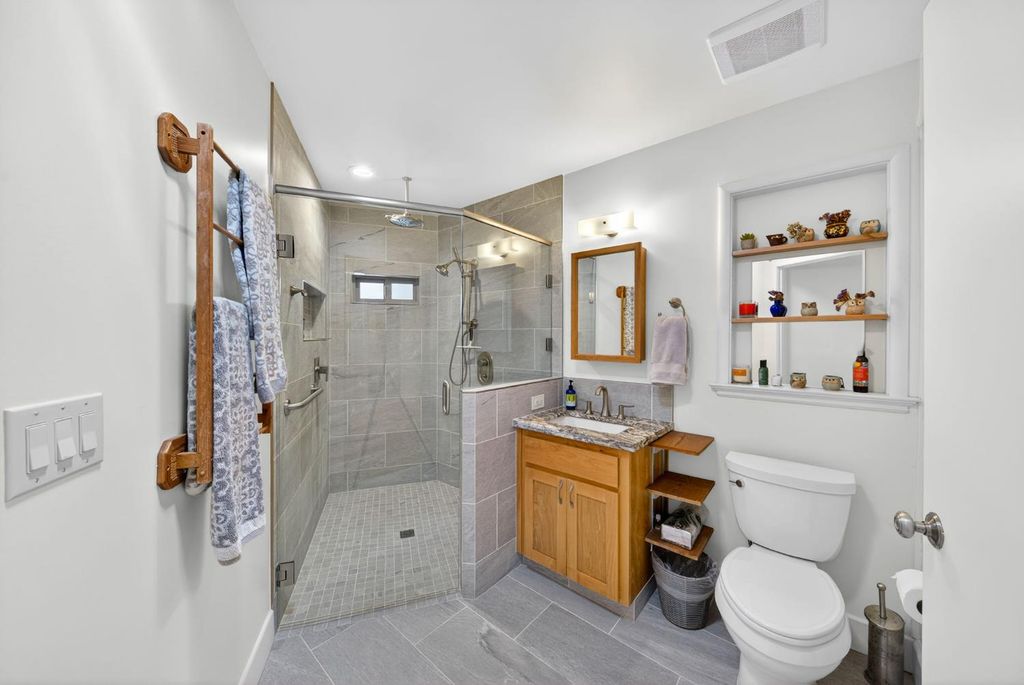 Image 26 of property listing at 4872 N Arcade Avenue, Fresno, CA 93704