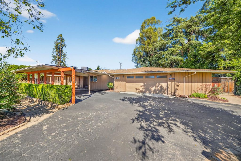 Image 3 of property listing at 4872 N Arcade Avenue, Fresno, CA 93704