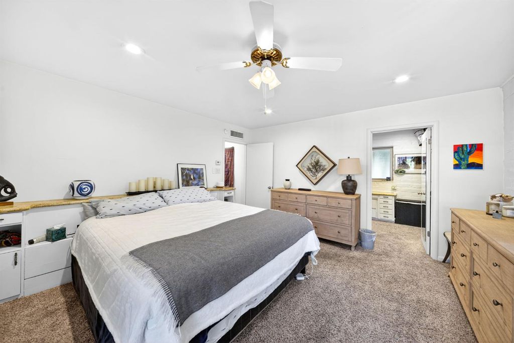 Image 35 of property listing at 4872 N Arcade Avenue, Fresno, CA 93704