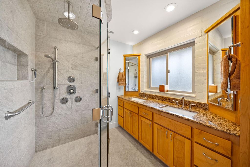 Image 39 of property listing at 4872 N Arcade Avenue, Fresno, CA 93704