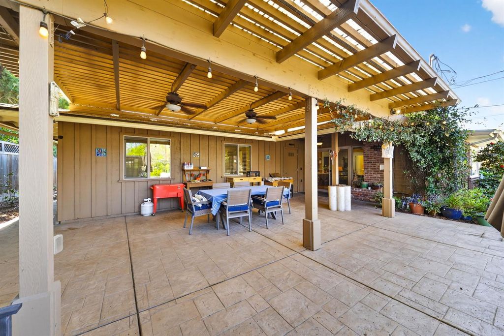 Image 41 of property listing at 4872 N Arcade Avenue, Fresno, CA 93704