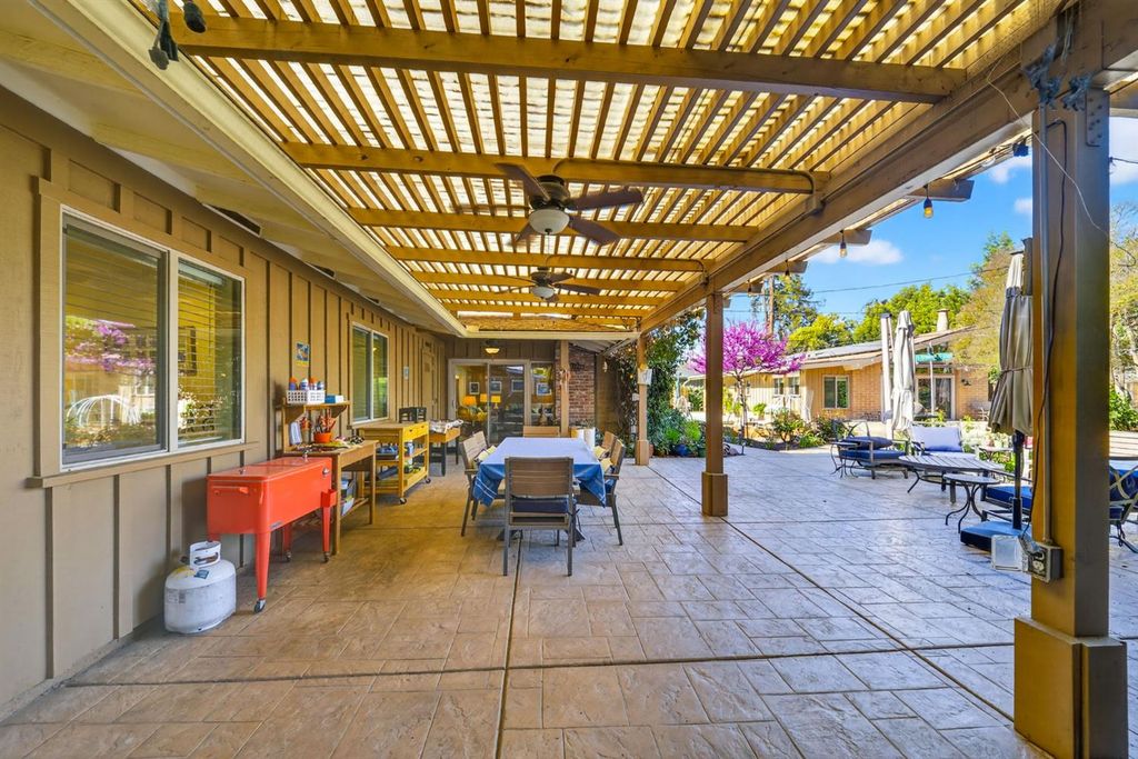 Image 42 of property listing at 4872 N Arcade Avenue, Fresno, CA 93704
