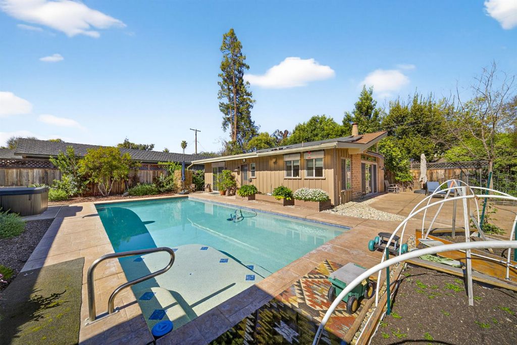 Image 44 of property listing at 4872 N Arcade Avenue, Fresno, CA 93704